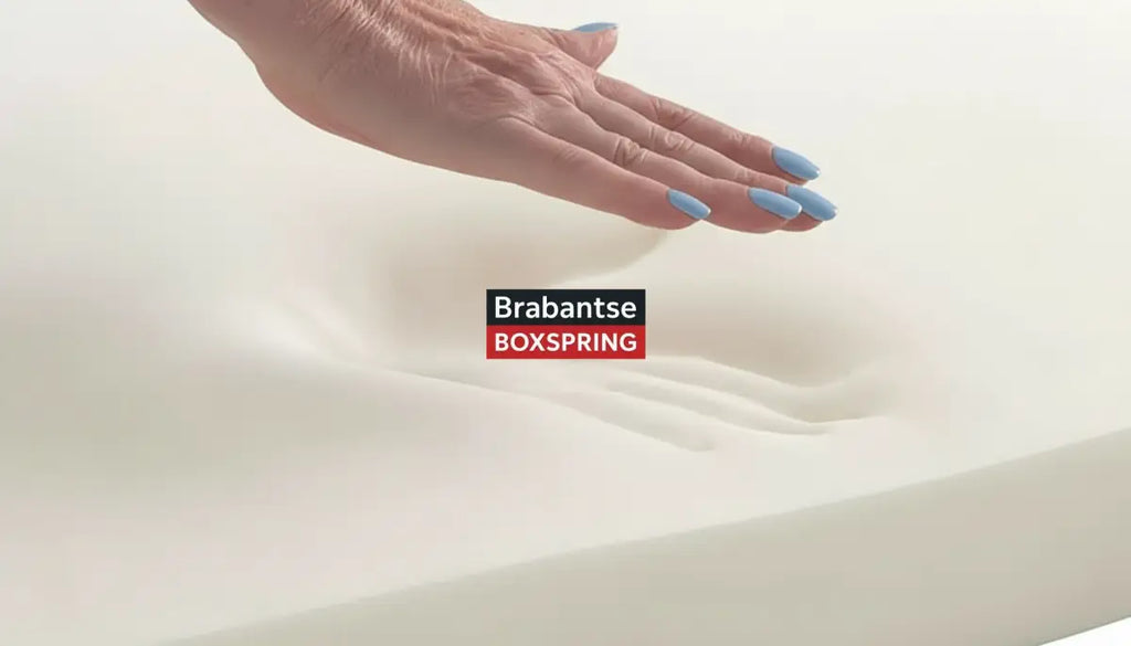 Hand met lichtblauwe nagellak op topper